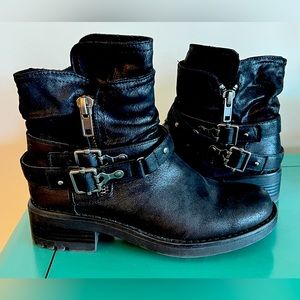 Like new Carlos Santana Moto boots…slightly worn, taken care of. Size 7